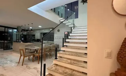 Casa à venda com 298m², 04 dormitórios, sendo 01 suíte master com closet, Varanda, escritório, 2 va