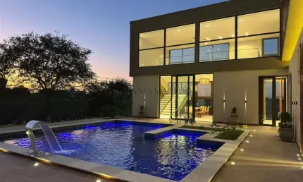 Casa à venda com 311m², com 5 suítes, salas amplas, WC social, cozinha, piscina, Cruzeiro, Gravatá,