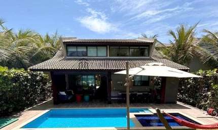 Bangalô à Venda com 250m², 4 dormitórios, sendo 3 suítes, salas amplas, varanda,  Muro Alto, Ipojuc
