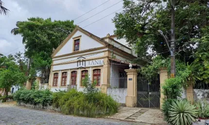 Casa Histórica  à venda Estilo Colonial,5 Dormitórios, 780m² de área útil, um jardim magnifico -Poç