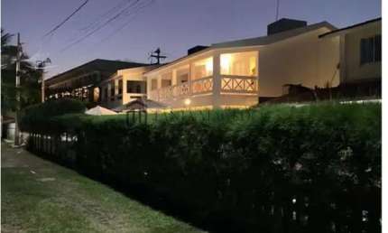 Linda Casa em Condominio, à venda toda mobiliada 5 Dormitórios, 384m² de área construida, com Pisci