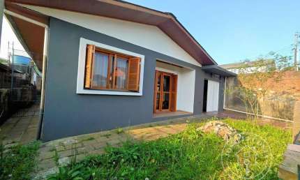 Casa com 3 quartos à venda na Rua Antônio Carlos Berta, 617, Nossa Senhora de Fátima, Caxias do Sul, 147 m2 por R$ 470.000
