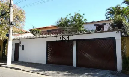 Casa á venda com 4 dormitórios, 258m² em interlagos!