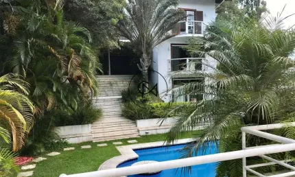 Casa espaçosa à venda com 695m² no Alto da Boa Vista com 4 suítes e 4 vagas!