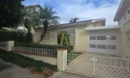 Casa térrea à venda. Ótima oportunidade! Casa espaçosa em bairro arborizado.