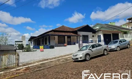 Venda de Lote com Casa de Madeira – Centro de Pato Branco - VEN258