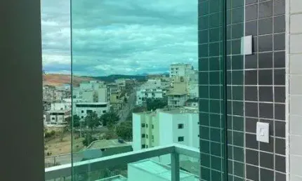Apartamento em ipatinga, 80 m². sacada , 2 qts suíte, 2 vgs garagem. região de ipatinga.