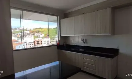 Casa Região de Ipatinga, Bairro Cidade Nova. Cód. K222. Piso porcelanato, 2 vagas. Quintal