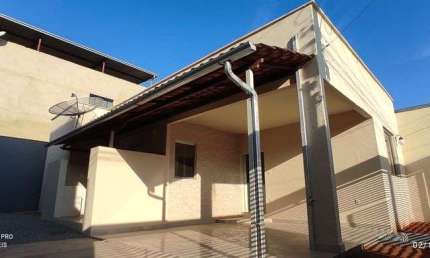 Casa Bairro Bethânia, 2 qts/suíte, 140 m², 3 vgs garagem, Quintal, Jardim. Excelente localização