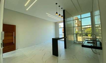Casa Bairro Jardim Panorama. Cód. K225, pé direito duplo. 3 Quartos/suite, 3 vgs. Quintal. Área gourmet com armários planej.