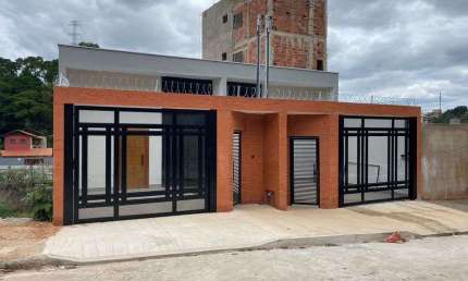 Casa em Ipatinga, B. Jardim Santa Clara. Cód. K181, Área Gourmet e 2 vagas de garagem.