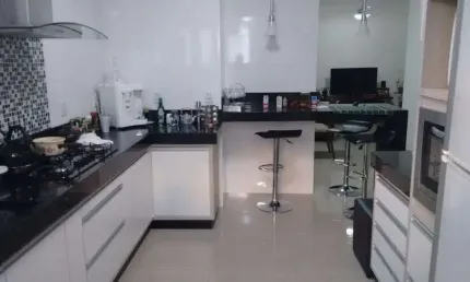 Apartamento Bairro Iguaçu, A064. Primeiro andar, piso porcelanato , 2 vagas. Região de Ipatinga
