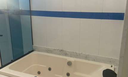 Apartamento Bairro Veneza, perto do centro, excelente localização. Banheira de Hidro dupla. Comercio próximo. Região de Ipatinga.