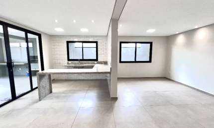 Casa nova em condomínio à venda com 3 quartos e suite