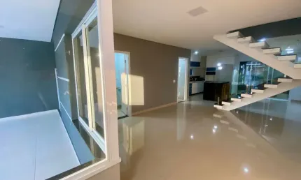 Casa para alugar em condomínio com 3 quartos e suite