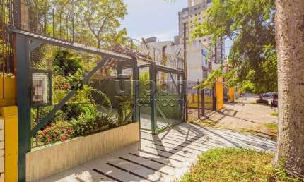 Casa em condomínio fechado com 3 quartos à venda na Rua João Abbott, 432, Petrópolis, Porto Alegre por R$ 1.300.000