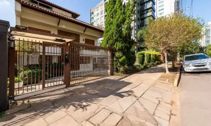 Casa em condomínio fechado com 3 quartos à venda na Alameda Emílio de Menezes, 60, Três Figueiras, Porto Alegre por R$ 2.000.000