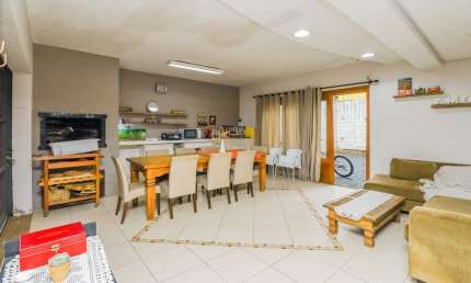 Casa em condomínio fechado com 3 quartos à venda na Rua José Scutari, 304, Passo da Areia, Porto Alegre por R$ 890.000