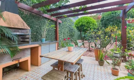 Casa em condomínio fechado com 5 quartos à venda na Avenida General Barreto Viana, 979, Chácara das Pedras, Porto Alegre por R$ 2.300.000