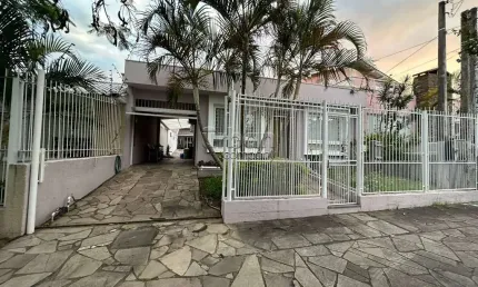 Casa em condomínio fechado com 3 quartos à venda na Avenida Rachel Wolfrid, 65, Alto Petrópolis, Porto Alegre por R$ 699.000