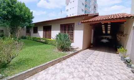 Linda casa de fundos com 4 Quartos sendo uma suíte com Hidromassagem - Bairro Silveira da Motta