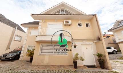 Sobrado triplex em condomínio no Santa Felicidade, com 170,00m² de ára útil;