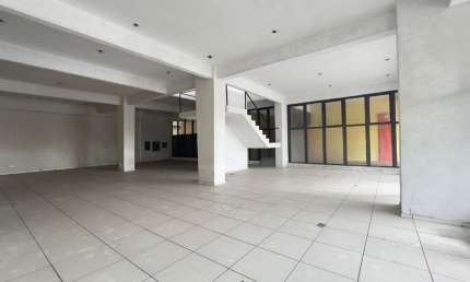 Conjunto comercial amplo, em localização privilegiada no bairro Cristo Rei;