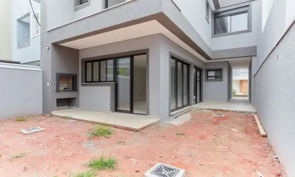 Casa nova, com 323,00m² construídos, garagem para 5 carros, terraço com churrasqueira;