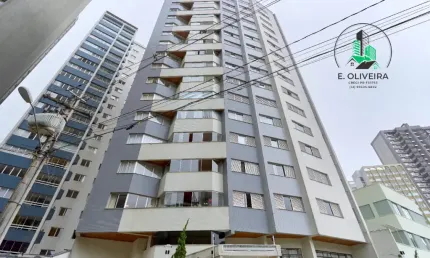 Apartamento com 299,00m² privativos em frente a Praça da Ucrânia no Bigorrilho, duas sacadas, duas vagas, um por andar.