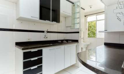 Apartamento de três quartos no Condomínio Portal do Iguaçu, no Campo Comprido divisa com Santa Quitéria;