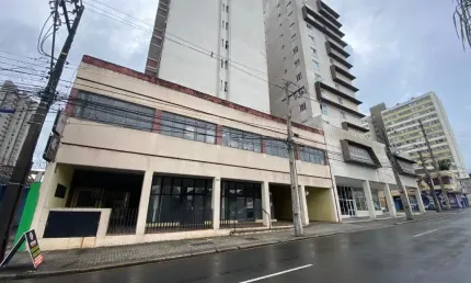 Conjunto comercial amplo, com dois pavimentos em localização privilegiada no bairro cristo rei;