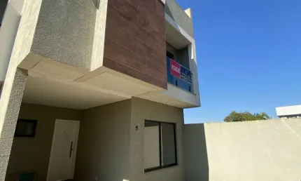 Ótimo sobrado triplex novo, 3 quartos, terraço, em excelente localização no xaxim;