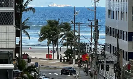 Apartamento a 200 metros da praia com sacada vista mar e lazer