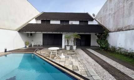 Locação Mensal - Linda casa com piscina no em área nobre do bairro Brejatuba, a poucos minutos do centro de Guaratuba