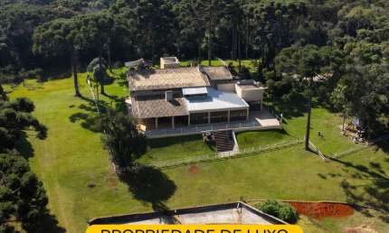Linda casa de campo com excelente padrão de construção em terreno cercado por araucárias