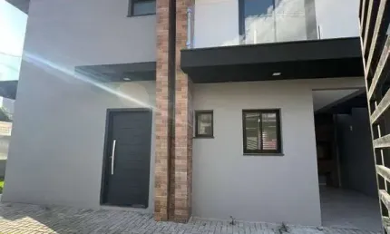 Sobrado com 3 Quartos e 3 banheiros no Santa Terezinha Colombo