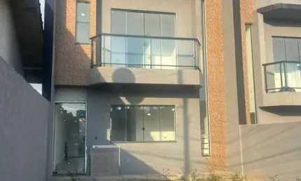 Lindo Sobrado com Piscina e 3 quartos no Bairro Guarani em Colombo
