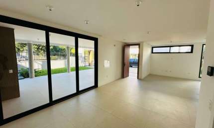 Casa em condomínio fechado com 3 quartos à venda na Estrada Haroldo Soares Glavan, --, Cacupé, Florianópolis por R$ 2.950.000
