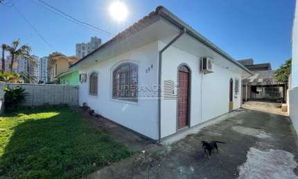 Casa em condomínio fechado com 3 quartos à venda na Avenida Buriti, --, Parque São Jorge, Florianópolis por R$ 1.300.000