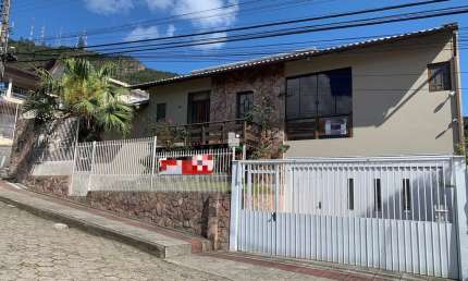 Casa com 2 quartos para alugar na Rua Luiz Pasteur, --, Trindade, Florianópolis por R$ 9.500