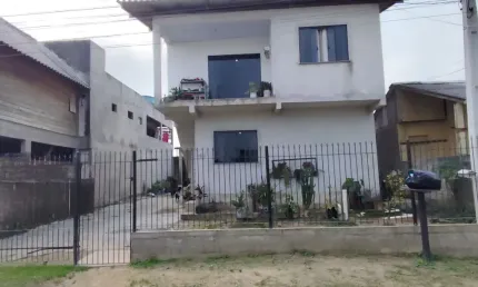 Casa Sobrado com 3 Quartos e 2 banheiros à Venda em Itajaí