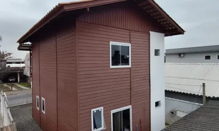 VENDO!! LINDA CASA SOBRADO DUPLEX DE MADEIRA PRÉ FABRICADA