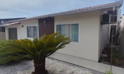 VENDO!!! Ampla casa com 3 dormitórios e espaço gourmet  Localizada no bairro Cordeiros em Itajaí