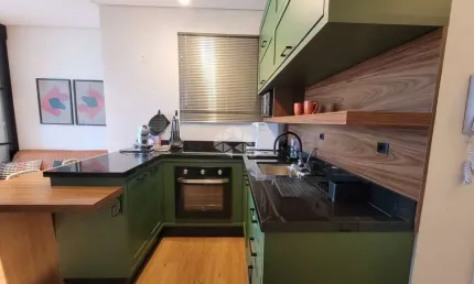 Studio Alto Padrão Mobiliado, Porteira Fechada, 1 Vaga de Garagem no Córrego Grande em Florianópolis.
