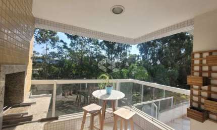 Apartamento de 3 quartos, sendo 1 suíte, sacada com churrasqueira a carvão no Itacorubi.