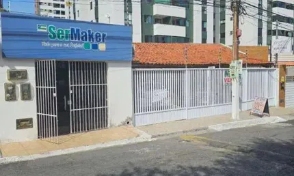 Casa à venda com 4/4 numa praça do Bairro Luzia. Próximo à Av Hermes Fontes.
