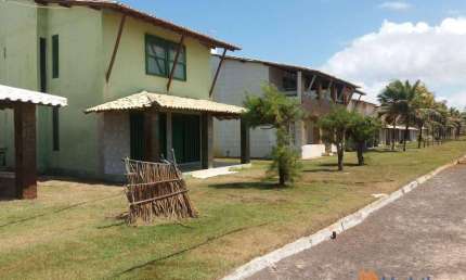 Casa à venda em condomínio fechado, pé na areia, entre as praias do Abaís e do Saco.