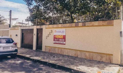 Casa com 4/4 sendo 2 suítes, lado da sombra , com 2 pavimentos e varanda na melhor região da Coroa do Meio.