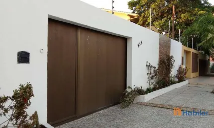 Casa grande à venda na Atalaia. Piscina e Churrasqueira. 420m². Há 300m da orla.