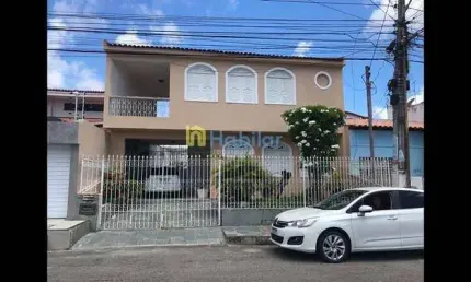 Casa Grande, com 02 Pavimentos e bem Localizada. Ideal para moradia, e ou Empresas.